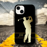 Guld Silhouette Golfer Monogram<br><div class="desc">Perfekt till golf fläkt,  den här telefonväskan har en guld silhuette golfer i fullt swing. Vid grund finns ditt monogram som är inramat av tunt mörkare guld linjer. Texten och bilden placeras på en svart bakgrund.</div>
