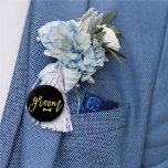 Guld-skript Brudens sida Bröllop Knapp<br><div class="desc">"Groom" Bow Tie Snyggt Guld Push Script Brudens sida / Bachelors Party / Bröllopsfest / Bröllop Rehearsal Pin Button. Den här designen har ett modernt och fetstilt kalligrafiskript i guld med borstad snyggt med en böjningstidsaccent på en klassisk svart bakgrund. Basbakgrunden kan ändras till valfri färg. Designade/ursprungliga teckningar efter tjock*fa*tin*i....</div>