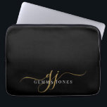 Guld skript Monogram Initialer minimalist Black Laptop Fodral<br><div class="desc">En modern svart monogram i snyggt med chic på svart,  med ett dramatiskt skript som börjar med dekorationer och din namn i en modern serif-typ.</div>