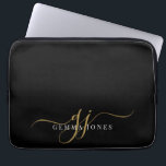 Guld skript Monogram Initialer minimalist Black Laptop Fodral<br><div class="desc">En modern svart monogram i snyggt med chic på svart,  med ett dramatiskt skript som börjar med dekorationer och din namn i en modern serif-typ.</div>