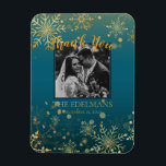 Guld Snöflingor Winter Wedding Tack Magnet<br><div class="desc">För det moderna, elegant, vinterbröllopsparet. Säg tack med en vacker magnet som komen kan njuta av i åratal! Med en elegant och modern guld och teal design är det här tack vare att du wower alla mottagare. En blandning av perfekter med vinter-bröllopsblommor med ett modernt stil och ett bekvämt tack...</div>
