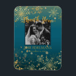 Guld Snöflingor Winter Wedding Tack Magnet<br><div class="desc">För det moderna, elegant, vinterbröllopsparet. Säg tack med en vacker magnet som komen kan njuta av i åratal! Med en elegant och modern guld och teal design är det här tack vare att du wower alla mottagare. En blandning av perfekter med vinter-bröllopsblommor med ett modernt stil och ett bekvämt tack...</div>