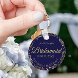 Guld Snöre Bridesmaid Bröllop Gift Navy Blue Nyckelring<br><div class="desc">De här nyckelkedjorna är designade för ge som favoriter för brudar i bröllopsfesten. De har en enkel men ändå elegant utformning med en marin blå bakgrund, guld och en gyllene faux foil blommigt snöre gräns. Perfekt för att tacka dina brudar för att de är en del av din speciella dag!...</div>