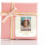 Guld Stars Faux Glitter Birthday Kids Girl Photo Fyrkantigt Klistermärke<br><div class="desc">Guld Stars Faux Glitter Birthday Kids Girl Photo Square Sticker. Kantarna har gyllene stjärnor och faux glitter-prickar. Tur födelsedlarna för dina vänner och din familj. Ladda upp fotot och anpassa klistermärken med ditt namn och din text.</div>
