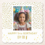 Guld Stars Faux Glitter Birthday Kids Girl Photo Underlägg Papper<br><div class="desc">Guld Stars Faux Glitter Birthday Kids Girl Underlägg. Underlägg har gyllene stjärnor och faux glitter-punkter. Party underlägg för dina vänner och din familj. Ladda upp fotot och anpassa underlägg med namn och text.</div>