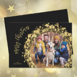 Guld Stars på fotot med svart God jul Julkort<br><div class="desc">Guld-cirklar, stjärnor och prickar krans på en svart bakgrund omger ditt favoritfoto med namn och God jul hälsning i chic, ett vackert sätt att skicka helgdag. *ANVÄNDA ett VÅGRÄT-FOTO för bästa resultat eller skörd fotot till en kvadrat innan det laddas upp. Fler objekt i vår samling. Välj Projektionsyta för högsta...</div>