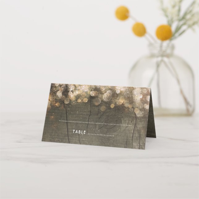 Guld String Ljus Rustic Wood Barn Bröllop Placeringskort (Framsida)