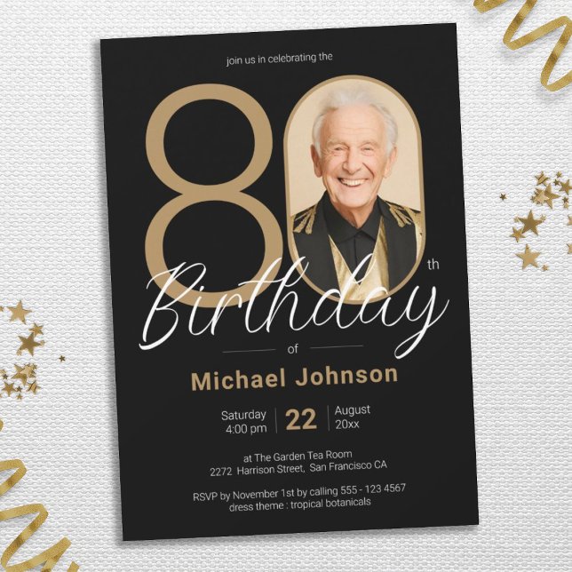 Guld Svart Enkel Anpassad Foto 80-årsfirande Inbjudningar (Photo 80th Birthday Gold Black Chic Simple Custom Invitation)