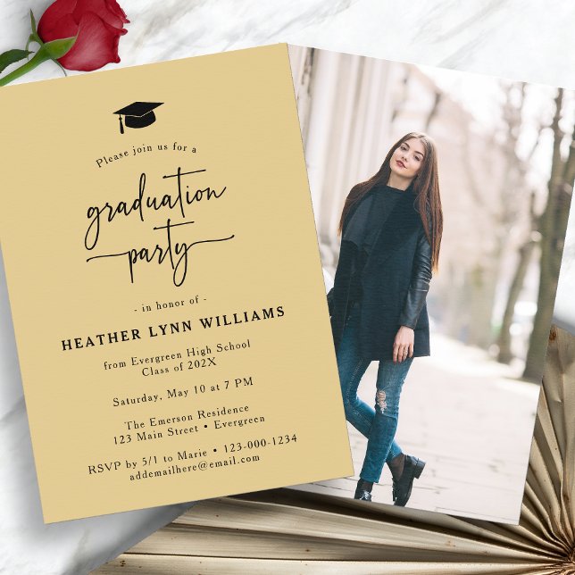 Guld Svart Examen Foto Inbjudningar (Gold Black Graduation Party Photo Invitation by Painted Paperie
)