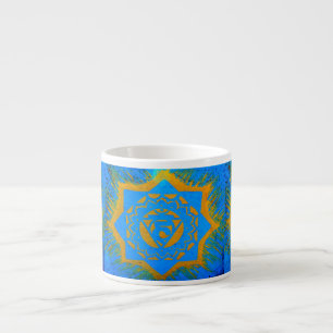 guld- tantric symbol på blått espressomugg