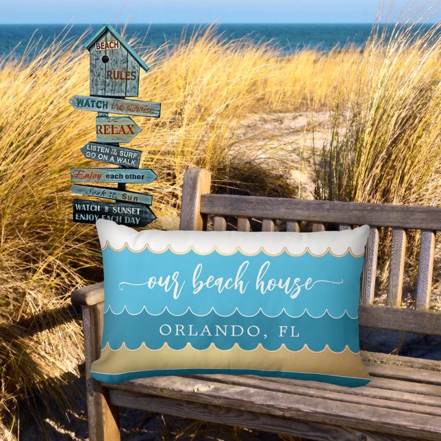 Guld Teal Vågar Beach House Pillow Lumbarkudde (An elegant wave striped pillow in teal, blue, gold and white - nice for a beach house, coastal home)