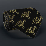 Guld Team Groom Bow Tie Bachelor Party Bröllop Tie Slips<br><div class="desc">Den här designen har ett modernt och djärvt kalligrafiskript i guld med en snyggt som har en böjningstidsaccent på en klassisk svart bakgrund. Bakgrunden färg kan ändras till valfritt färg. Du kan enkelt lägga till mer text/info/information och/eller foton till den här produkten. Fler teckensnitt och redigeringsfunktioner för stilar finns på...</div>