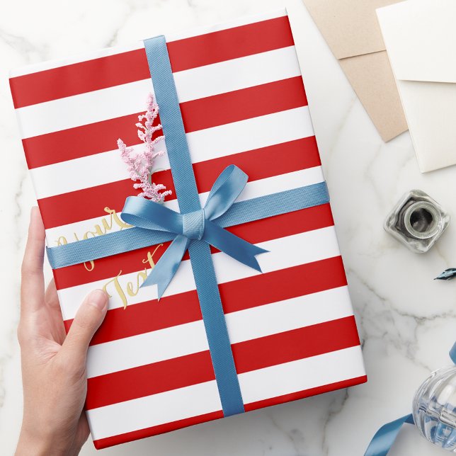 Guld Text Helgdag Julafton i Jul Red White Rand Presentpapper (Christmas Red White Stripes Gold Text Holiday Xmas Wrapping Paper)
