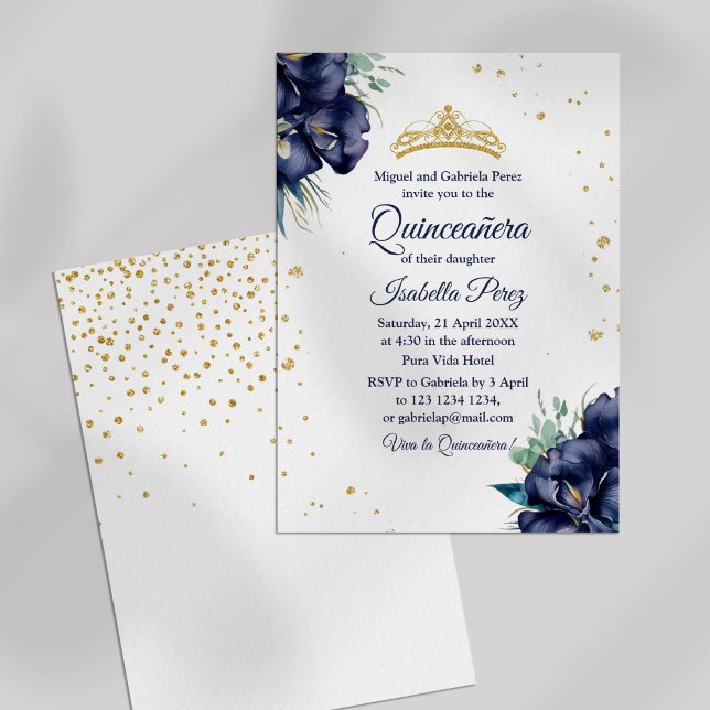 Guld Tiara Glitter och Blommigt Quinceanera Inbjudningar (Gold Tiara Glitter and Floral Quinceanera Invitation on a white background.)