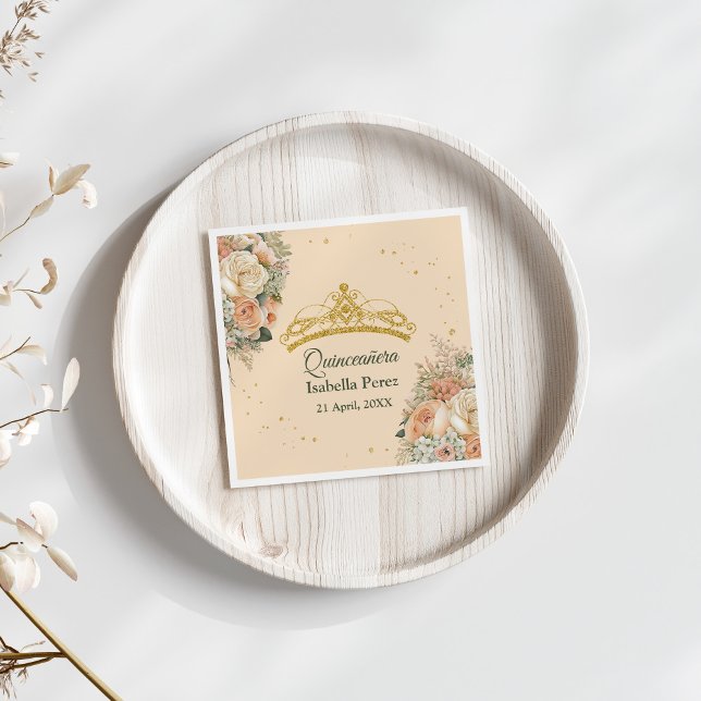 Guld Tiara och Peach Fuzz Blommigt Quinceanera Pappersservett (Gold Tiara and Peach Fuzz Floral Quinceanera Napkins on white table with neutral flowers.)