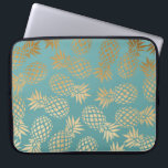 guld- tropiskt ananasmönster för elegant faux laptop fodral<br><div class="desc">Guld- ananasmönster för moderiktig och stilfull faux. Du kan skräddarsy bakgrundsfärgen.</div>