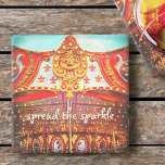 Guld Vintage Carousel Ansikte Spride ut Gnistran Underlägg Sten<br><div class="desc">"Sprid ut gnistran". Man kan nästan känna av musik från opa-pa-musiken, kraschsymboler och uppåt och nedåt och runt-rörelsen för den plusande rundgången när man slappna av med din favoritdryck när man använder den här guld och den röda karusellen nära ansikte-medaljonfotosten underlägg. Gör en underbar gåva till någon speciell! Du kan...</div>