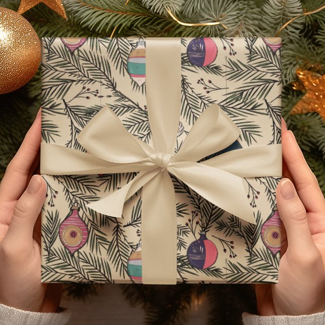 Guld Vintage-julprydnader, Gräs, Berries Presentpapper (Retro and Elegant Xmas Pattern with Hand-Drawn Vintage Ornaments, Green Pine and Red Winter Berries.)