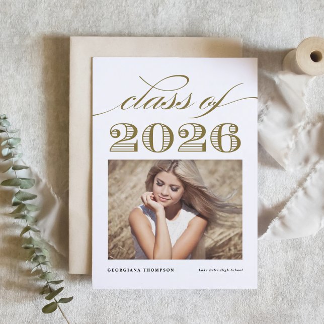 Guld Vintage Klass 2026 Foto Examen Inbjudningar (Customizable photo graduation invitation featuring gold script and vintage typography. )