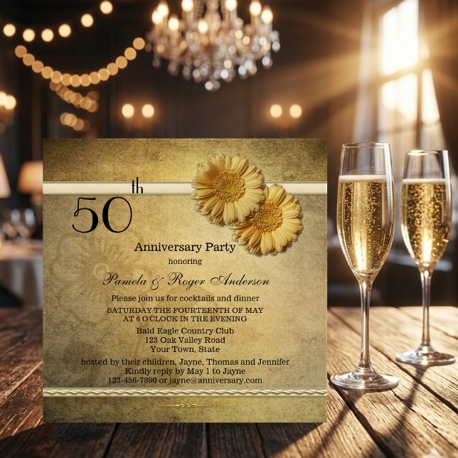Guld Vintage Tusenskönor Årsdag Inbjudan (Elegant anniversary party invitation in vintage style with golden daisies on a burlap background)