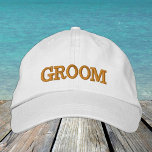 GULD - vit (GRUOM) embroderade basebollsockel<br><div class="desc">Broderade hattar: Klassiskt golden/vit mode basebollhatt med texten "GROOM" för bachelor party/stag party,  bröllop,  costume party dress up / night out</div>