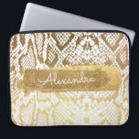 Guld & White Snake Skin med Guld Glitter Laptop Fodral<br><div class="desc">Snakskalk i guld och Vita Zebra med Guld Glitter Monogram Namn Fodral. Det här fodral kan anpassas så att det inkluderar ditt första namn.</div>