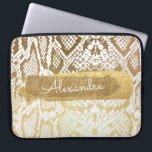 Guld & White Snake Skin med Guld Glitter Laptop Fodral<br><div class="desc">Snakskalk i guld och Vita Zebra med Guld Glitter Monogram Namn Fodral. Det här fodral kan anpassas så att det inkluderar ditt första namn.</div>