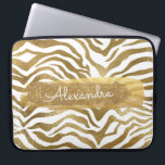 Guld & White Zebra Animal Print med Guld Glitter Laptop Fodral<br><div class="desc">Guld och White Zebra Animal Print med Guld Glitter Monogram Namn Fodral. Det här fodral kan anpassas så att det inkluderar ditt första namn.</div>