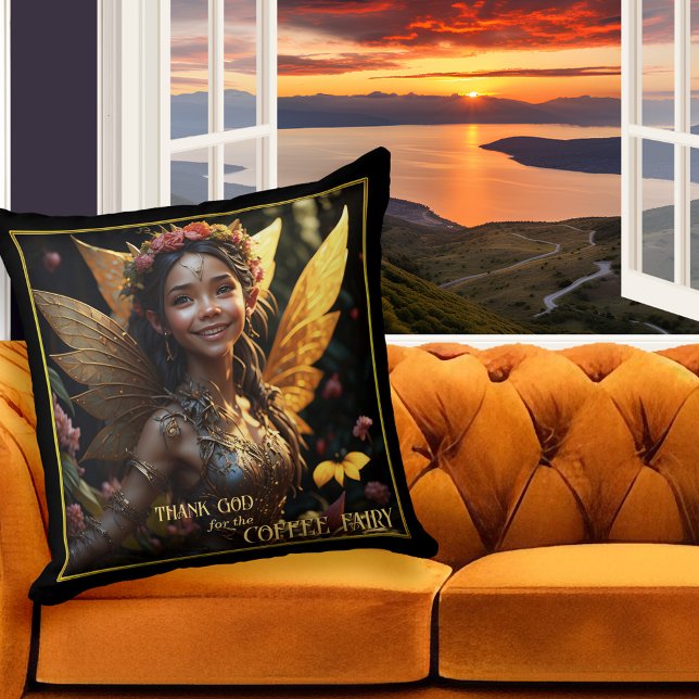 Guld Winged Coffee Fairy Kudde (Artistic design pillow featuring a happy coffee fairy - great for coffee lovers)