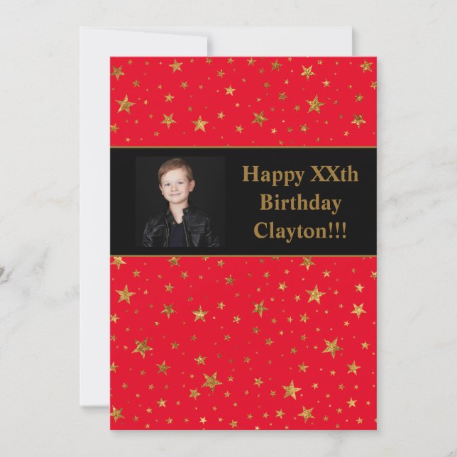 Gulda stjärnor med meddelandefoto på röd födelseda inbjudningar (Framsida)