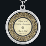 Guldbröllopårsdaghalsband Silverpläterat Halsband<br><div class="desc">En Digitalbcon avbildar designen som presenterar ett guld, och svartfärgtemat med en variation av anpassningsbar avbildar, formar, mönster och stilar i detta halsband en-av-en-sorten "för den 50th bröllopsdagen". Denna elegant och färgrika design gör idealgåvan för årsdaggåvan för frun eller, som en gåva för familj och vänner gillar inbjudet till denna...</div>
