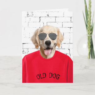guldfärgad födelsedagskörning i röd t-shirt kort