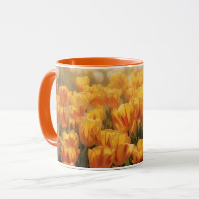 Guldfärgad och orange tulpanfältmugg mugg (Framsida vänster)