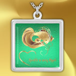 guldfisk från guld på grönt, monogram | silverpläterat halsband<br><div class="desc">Bakgrund med grönt med guld hjärta,  text och guldfisk som du kan anpassa efter dina behov. Gnistra i varje gevär!</div>