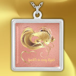 Guldfisk från guld på korallfolie, monogram | silverpläterat halsband<br><div class="desc">Korallfolibakgrund med ett guld-hjärta,  text och guldfisk som gör att du kan anpassa dig efter dina behov. Gnistra i varje gevär!</div>