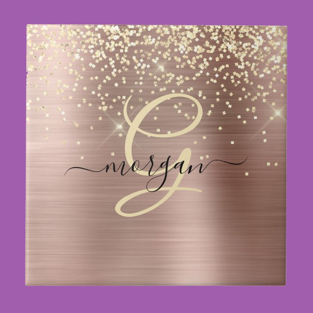 Guldglitter, guldmonogram, svart namn i skrivstil kakelplatta (Skapare uppladdad)