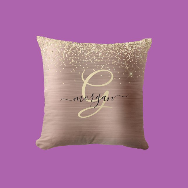 Guldglitter, guldmonogram, svart namn i skrivstil kudde (Skapare uppladdad)