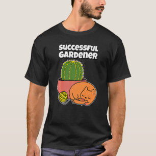 Guldgul Klottskaktus Och Sömnig Katt Lyckad Trädgå T Shirt