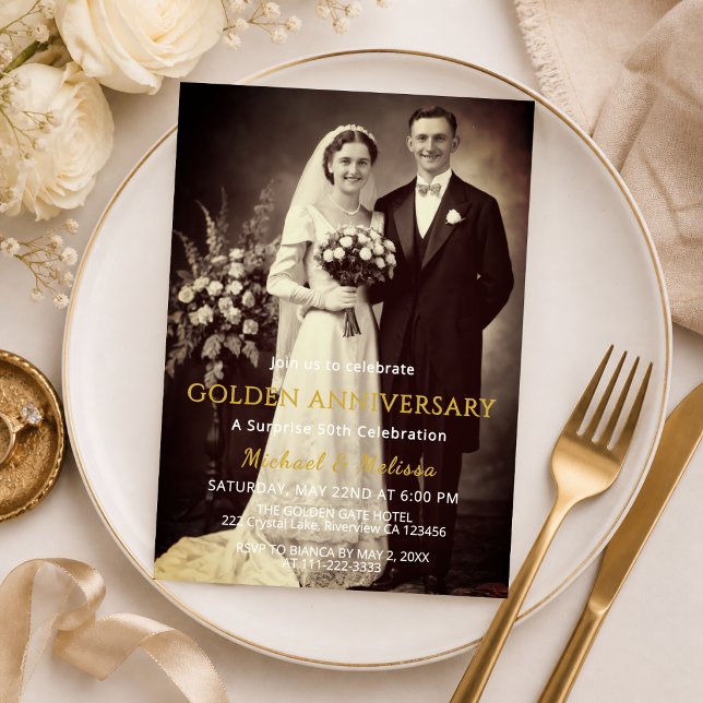 Guldjubileum Elegant Fotoinbjudan Inbjudningar (Elegant 50th anniversary photo invitation styled on a gold plate flat lay)