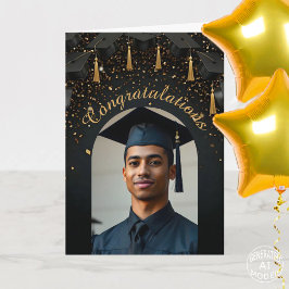 Guldkonfetti på svarta examenshattar Foto Arch Kort