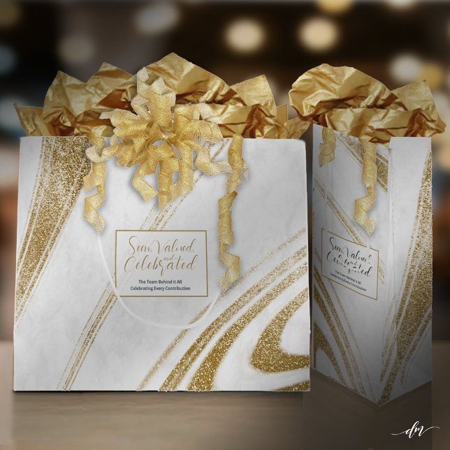 Guldmarmor Eventpresentpåsar (Elegant gift bags styled with tissue and ribbon for a premium presentation.)