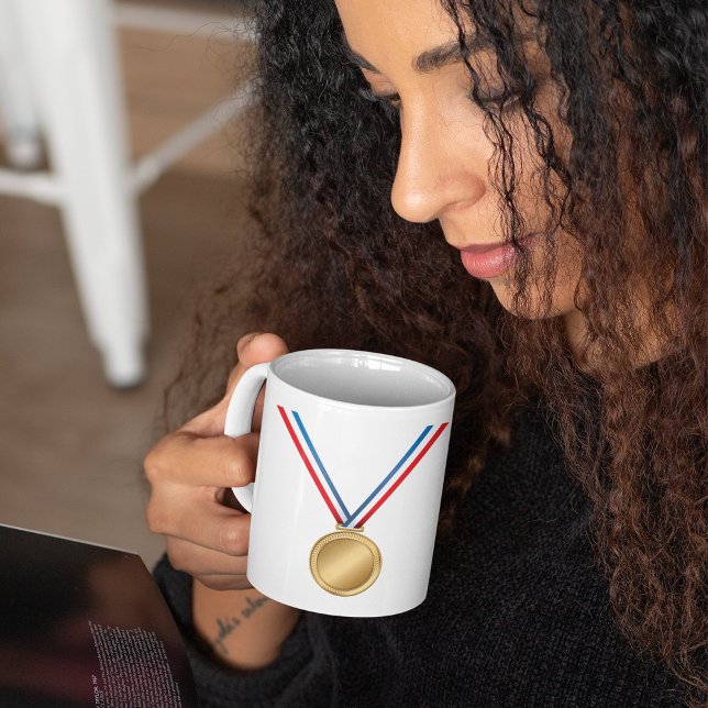 Guldmedaljutmärkelse med röd vit blå band kaffemugg (Skapare uppladdad)