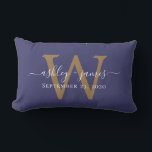 Guldmonogram Bröllopsdatum Marinblå Lumbarkudde<br><div class="desc">En elegant bröllopspresentpillow med era namn i vit chic handskriven kalligrafi och ert stiliga guldmonogram på en marinblå bakgrund. Lägg bara till era namn, monogram och bröllopsdatum. Bra present till ett nygift par. Exklusivt designad för dig av Happy Dolphin Studio. Om du behöver hjälp eller matchande produkter, vänligen kontakta oss...</div>