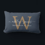 Guldmonogram Bröllopsdatum Mörkblå Lumbarkudde<br><div class="desc">Elegant bröllopspresentkudde med namn i vit chic handskriven kalligrafi och ditt stilrena guldmonogram på mörkblå bakgrund.  Lägg bara till era namn,  monogram och bröllopsdatum. Underbart bröllopsgåva för nygifta. Exklusivt designad för dig av Happy Dolphin Studio. Om du behöver hjälp eller matchande produkter,  kontakta oss via vår butikschatt.</div>