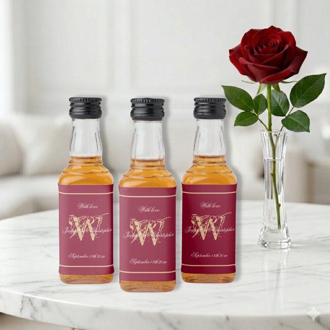 Guldmonogram Elegant Script Burgunderröd Mini Spritflaskor Etikett (Make them your own. Matching items in our Burgundy Red Wedding Collection.)