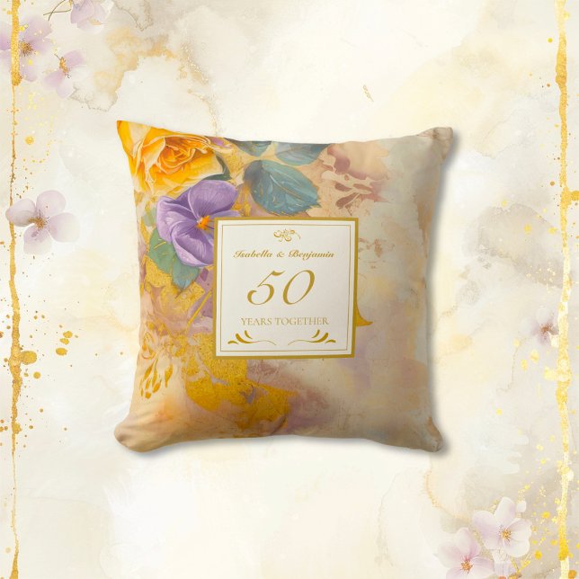 Guldrösa violer 50-års bröllopsdag kudde (Gold Roses and Violets 50th Wedding Anniversary throw pillow)