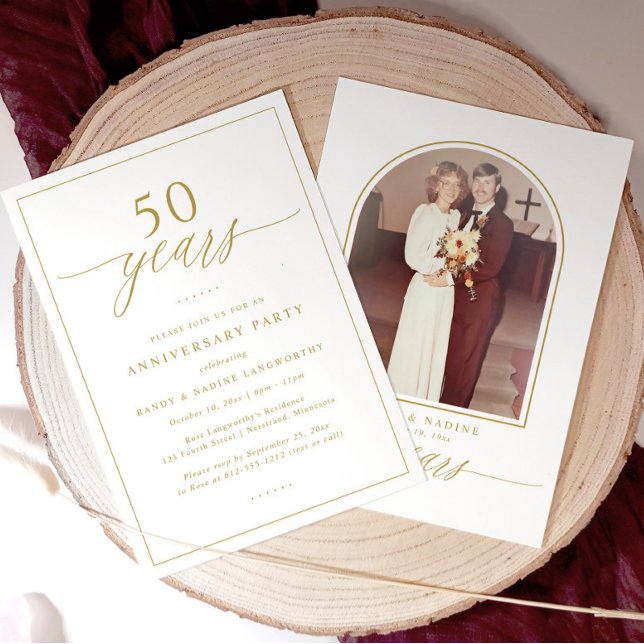 Guldskript 50-års bröllopsjubileumfest inbjudningar (Elegant gold 50th wedding anniversary invitation with modern calligraphy script design)