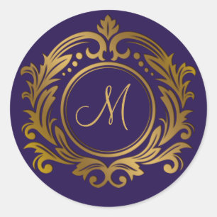 Guldstämpel med monograminitial på lila runt klistermärke