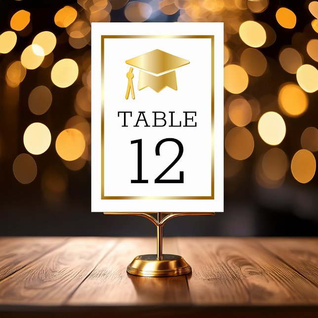 Guldtonad examensmössa på vit elegant examensduk bordsnummer (Gold Tone Grad Cap Graduation Table Number Cards with Black Text on White Background)