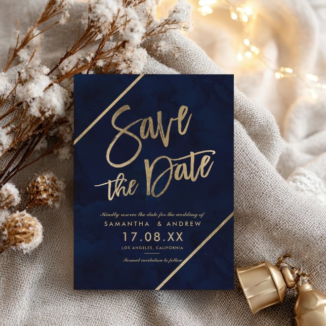 Guldtypografi marinblå akvarell spara datum meddelande vykort (Gold typography navy blue watercolor save the date announcement postcard)